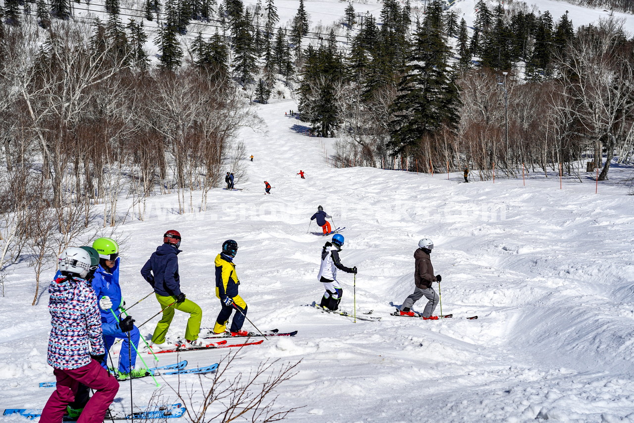 札幌国際スキー場 Mt.石井スポーツ ISHII SKI ACADEMY 校長・斉藤人之さんによる『斉藤塾』開講。本日のテーマは、「春雪！コブからスキーのたわみを楽しむ！！」(^^)v